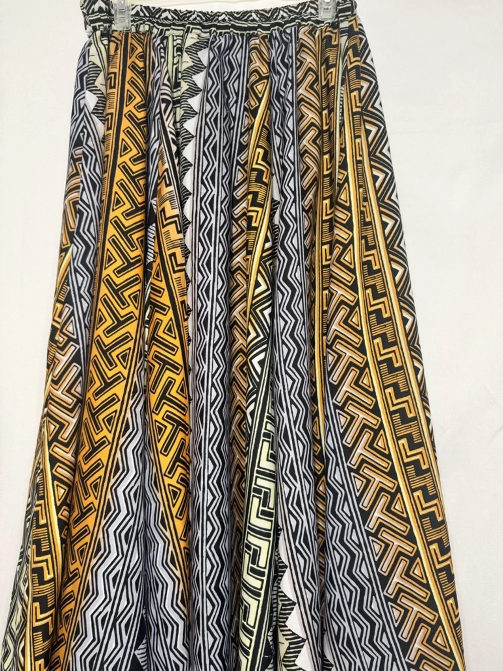 Beautiful Maxi skirt with bold geometric patterns Size L